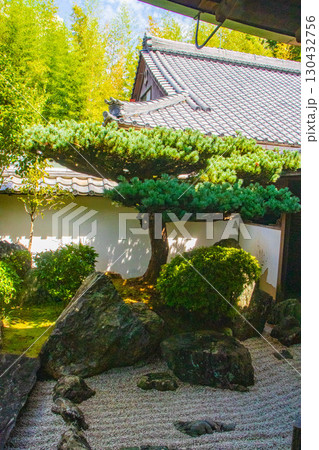 【京都風景】大仙院　白砂と石組を人生に見立てた庭園 130432756
