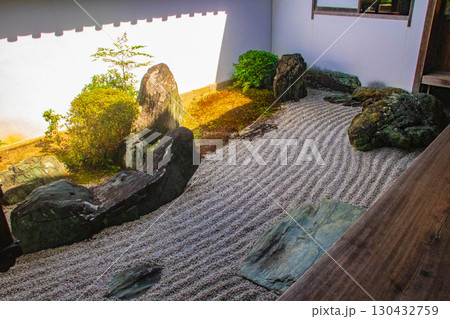 【京都風景】大仙院　白砂と石組を人生に見立てた庭園 130432759