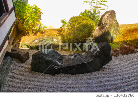 【京都風景】大仙院　白砂と石組を人生に見立てた庭園 130432760