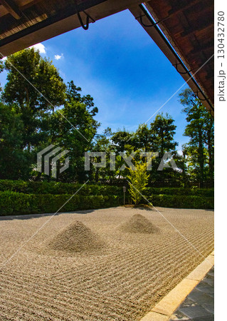 【京都風景】大仙院　白砂と石組を人生に見立てた庭園 130432780