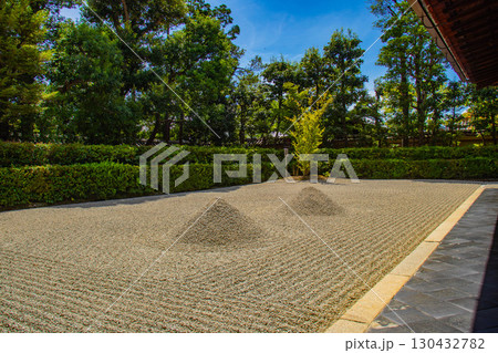【京都風景】大仙院　白砂と石組を人生に見立てた庭園 130432782