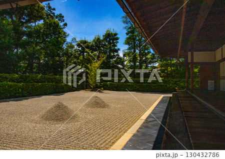 【京都風景】大仙院　白砂と石組を人生に見立てた庭園 130432786