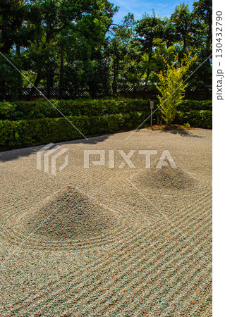 【京都風景】大仙院　白砂と石組を人生に見立てた庭園 130432790