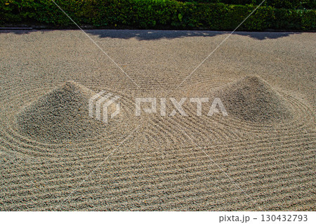 【京都風景】大仙院　白砂と石組を人生に見立てた庭園 130432793