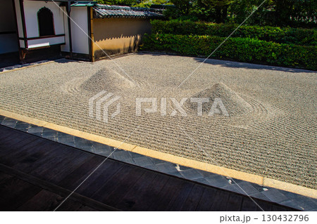 【京都風景】大仙院　白砂と石組を人生に見立てた庭園 130432796