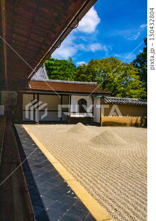 【京都風景】大仙院　白砂と石組を人生に見立てた庭園 130432804