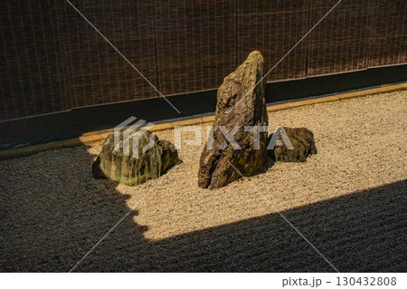 【京都風景】大仙院　白砂と石組を人生に見立てた庭園 130432808