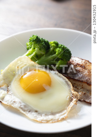 ベーコンエッグの朝食 ベーコンエッグの朝食 130432915