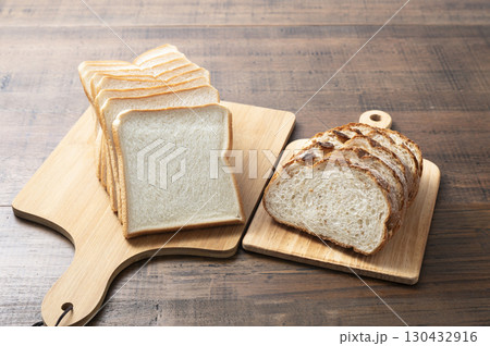 ライ麦パンと食パン 130432916
