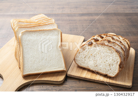ライ麦パンと食パン 130432917