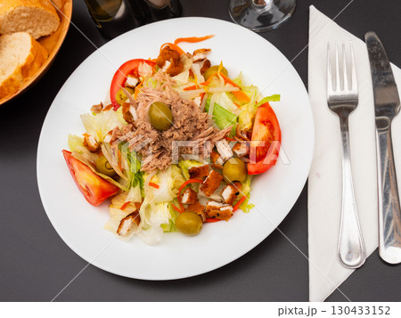 Portion of warm salad made of fresh seasonal vegetables and tender pork meat 130433152
