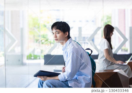 若い男性 若い男性 130433346