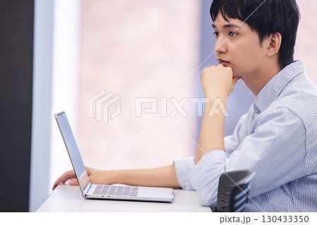 パソコンを使う若いビジネスマン 130433350