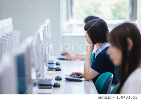 パソコンを使って授業を受ける大学生 130433358