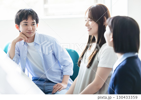 大学生 130433359