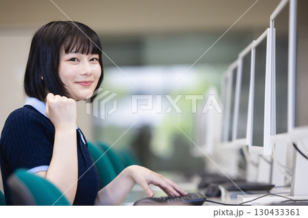 ガッツポーズをする若い女性 ガッツポーズをする若い女性 130433361