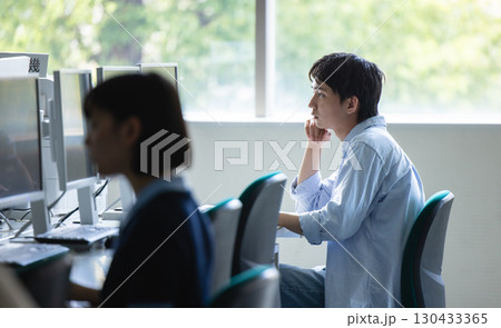 パソコンに向かう男性 130433365