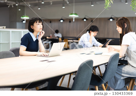 パソコン操作をする女性 130433369
