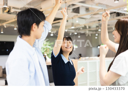 ガッツポーズをするビジネスマン 130433370