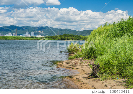 さざ波打ち寄せる淀川の岸辺　枚方市 130433411