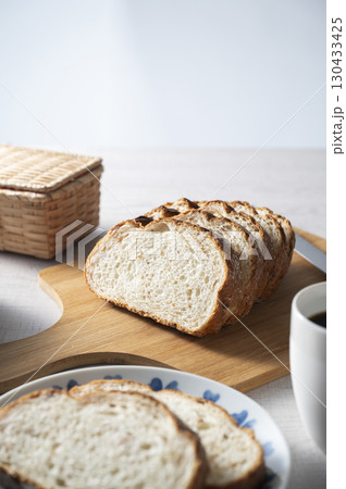 ライ麦パンの朝食 130433425