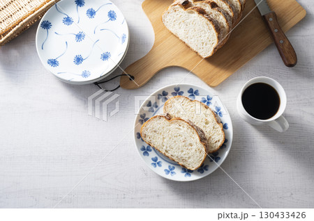ライ麦パンの朝食 130433426