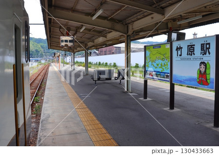 竹原駅に停車中のetSETOra（エトセトラ）と駅名標 130433663