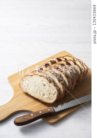 スライスしたライ麦パン スライスしたライ麦パン 130433669