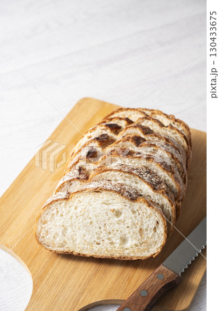 スライスしたライ麦パン 130433675