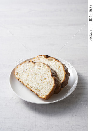 スライスしたライ麦パン 130433685