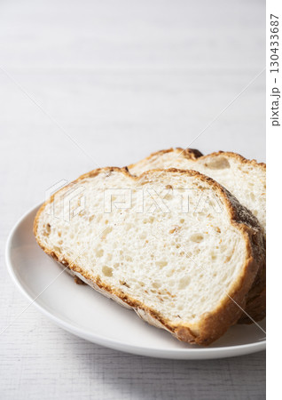 スライスしたライ麦パン スライスしたライ麦パン 130433687