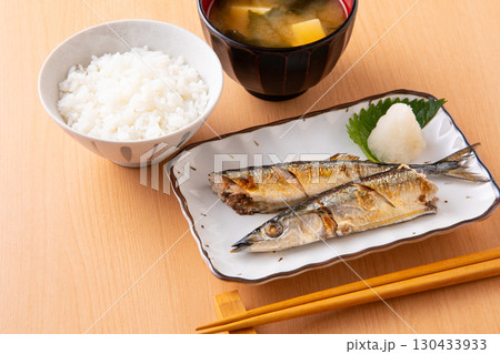 秋刀魚を食べる  130433933