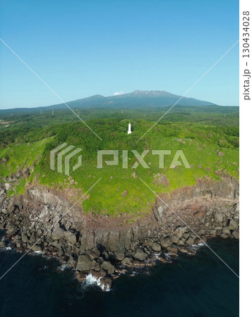 山形　遊佐　羽後三埼灯台（ドローン撮影） 130434028