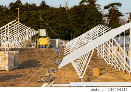 太陽光野立発電所工事現場 130434115