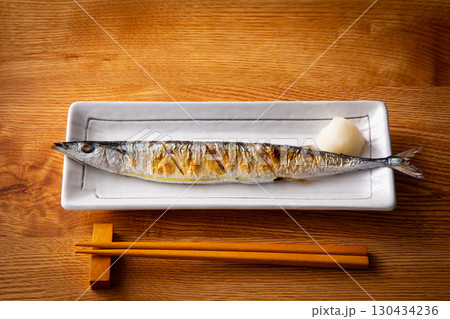 秋刀魚を食べる  130434236