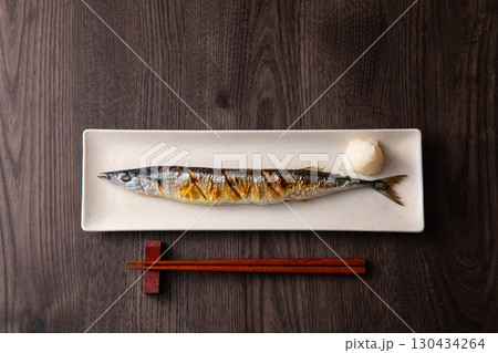 秋刀魚を食べる  130434264