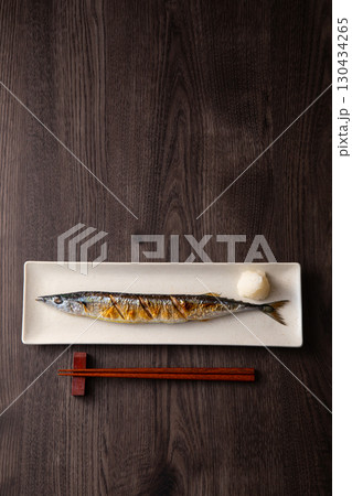 秋刀魚を食べる  130434265