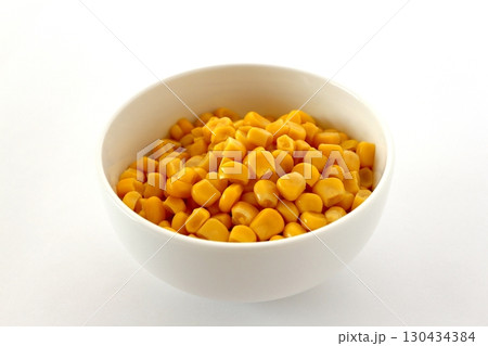 白背景のとうもろこしの粒 130434384