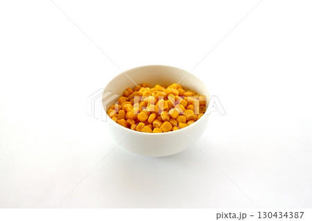 白背景のとうもろこしの粒 130434387