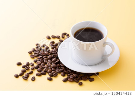 テーブルの上のホットコーヒーとコーヒー豆 130434418