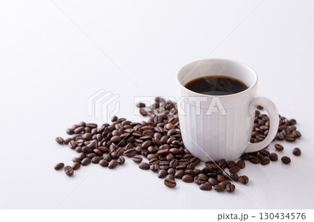 テーブルの上のホットコーヒーとコーヒー豆 テーブルの上のホットコーヒーとコーヒー豆 130434576