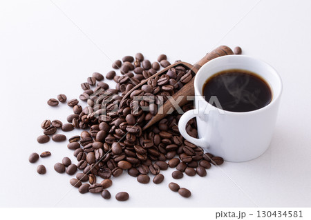 テーブルの上のホットコーヒーとコーヒー豆 130434581