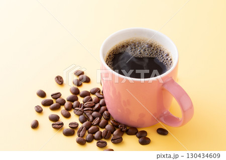 テーブルの上のホットコーヒーとコーヒー豆 テーブルの上のホットコーヒーとコーヒー豆 130434609