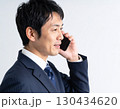 携帯電話で通話するビジネスマン　ai生成画像 130434620