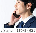 携帯電話で通話する若いビジネスマンの横顔のアップ　ai生成画像 130434621
