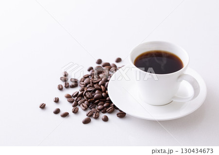 テーブルの上のホットコーヒーとコーヒー豆 130434673