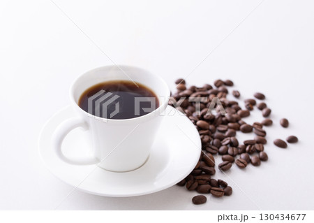 テーブルの上のホットコーヒーとコーヒー豆 130434677