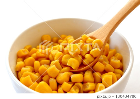 白背景の木製スプーンですくったとうもろこしの粒 130434780