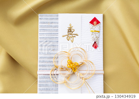 お祝いの祝儀袋 130434919