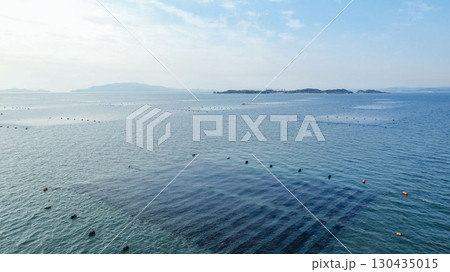 岡山県 瀬戸内海の牡蠣いかだと多島美 漁業風景 ドローン空撮 海の景色 岡山県 瀬戸内海の牡蠣いかだと多島美 漁業風景 ドローン空撮 海の景色 130435015